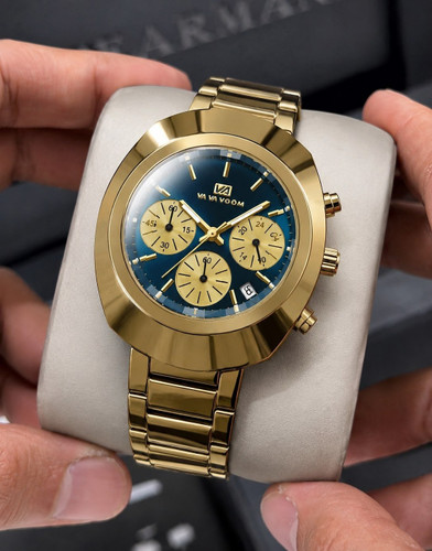 ☑️VAVA VOOM 2026 《highe quality》 ☆☆☆☆ ⌚️برند شرکتی مناسب آقایان کرنوگراف مقاوم دربرابر آب ضخامت ۱۲میل شیشه معدنی الماسی قطر صفحه ۴۸میل دارای روز شمار بند استیل صفحه شب نما برند اورجینال قفل دو پروانه موتور کوارتز رفرانس ۲۵۱۳ خاص وجذاب