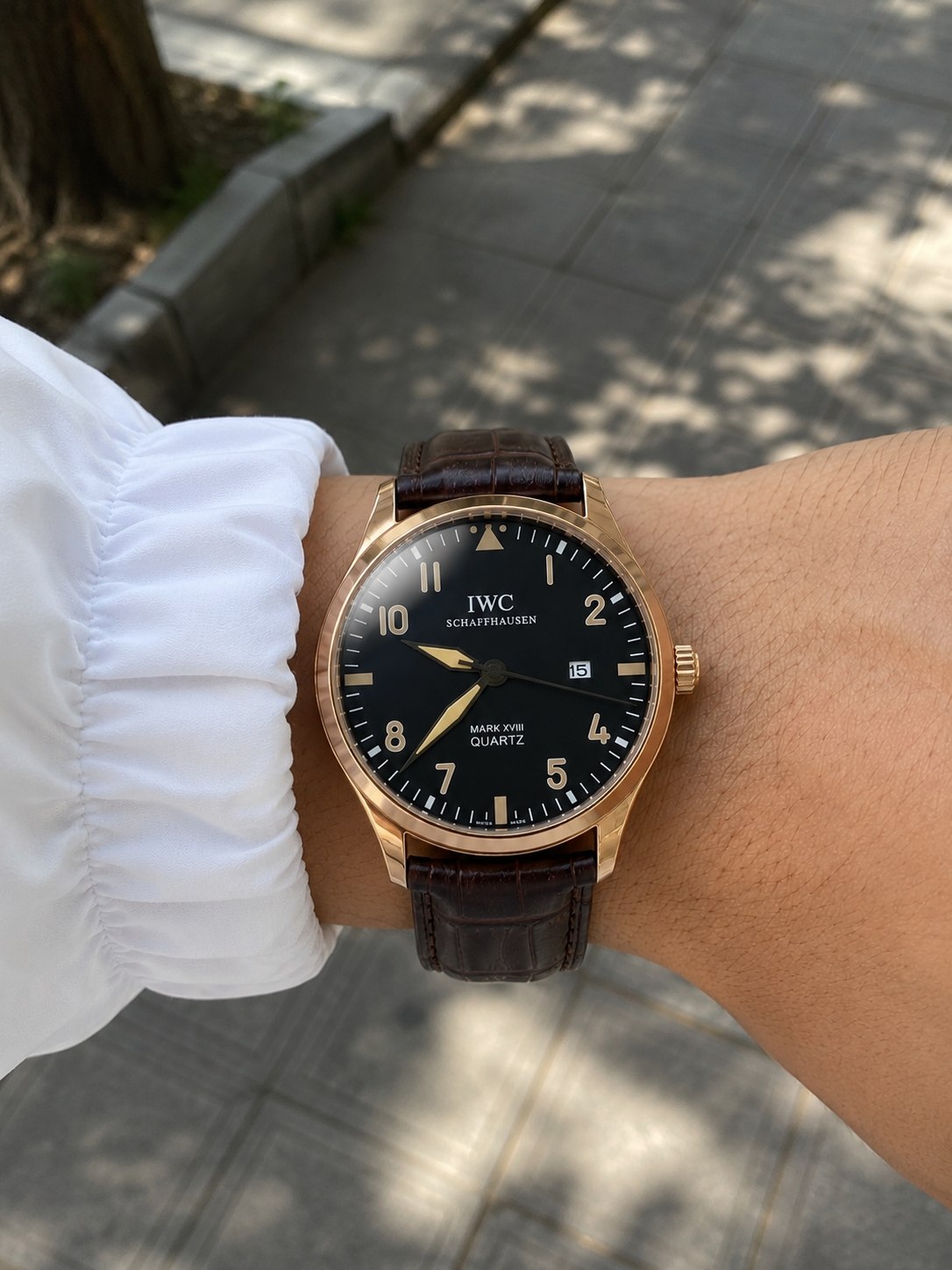 IWC  MARK XVIII  ای دابلیو مناسب آقایان  موتور کوارتز قفل کمربندی  بندچرمی  قهوه ای  صفحه نمایش اعداد دارای روز شمار قاب رزگلد مناسب استایل رسمی وروزمره