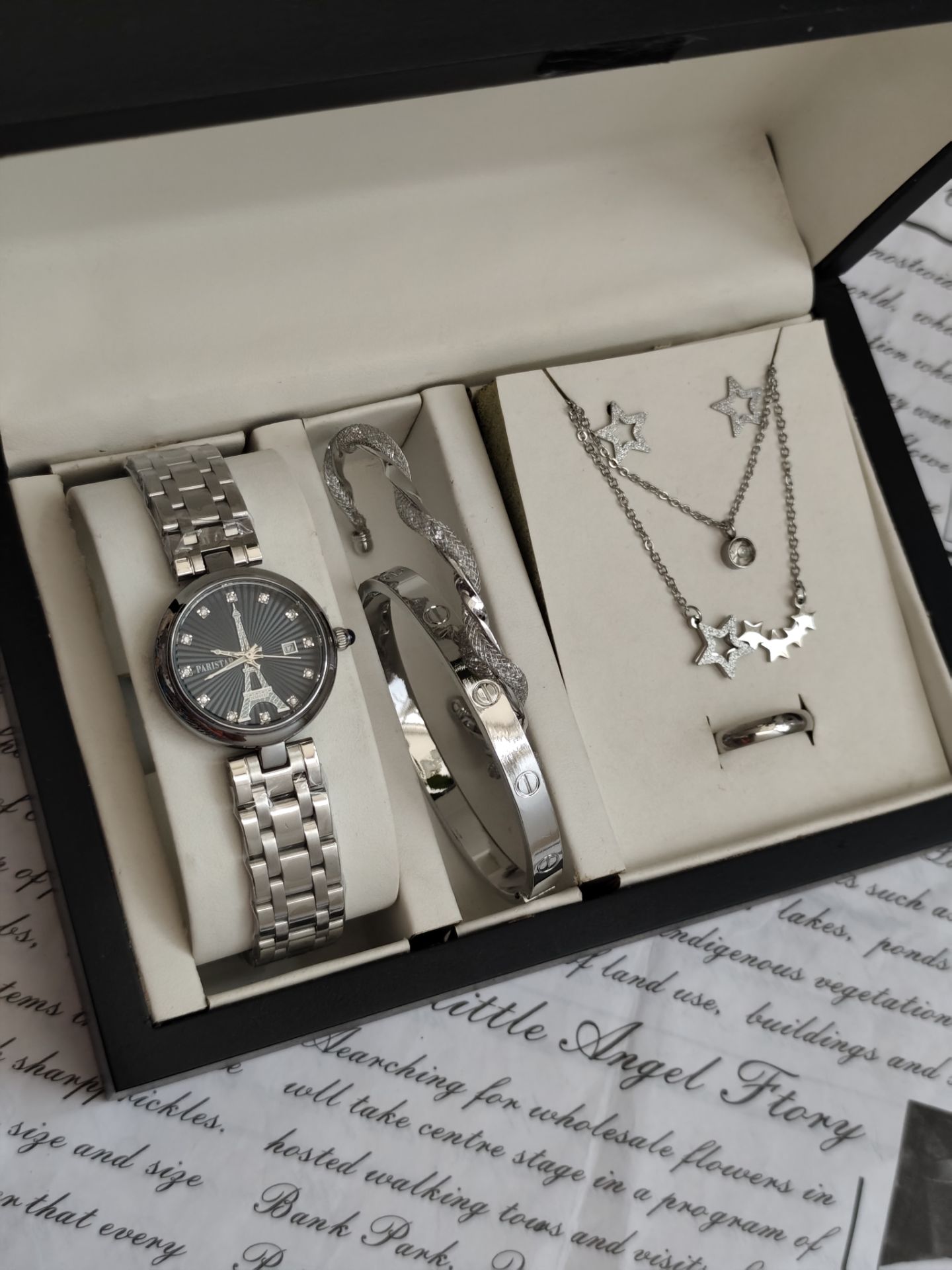 ست ساعت و زیورآلات استیل  ساعت کیفیت خوب با قفل پروانه ای استیل بهمراه جعبه کادویی و باتری یدکی